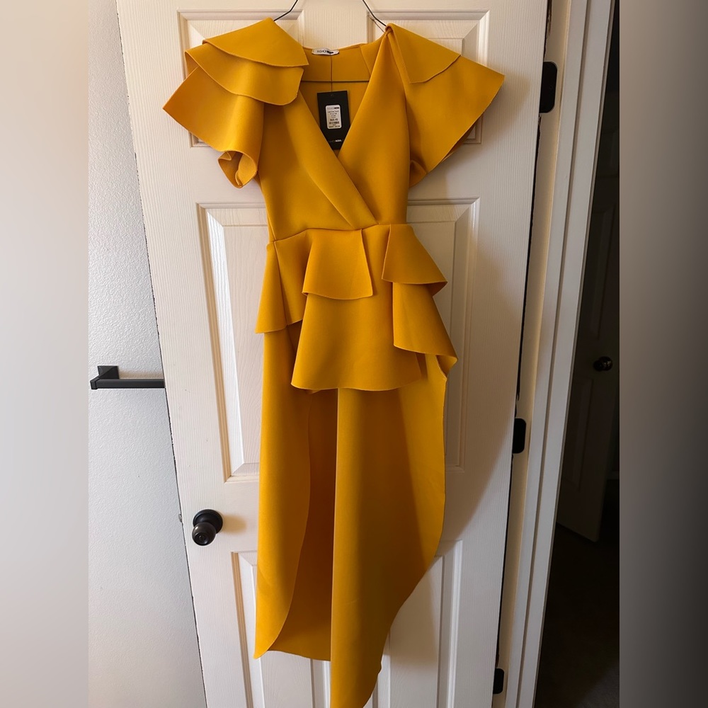 Super cute hi-low with ruffle sleeves.
